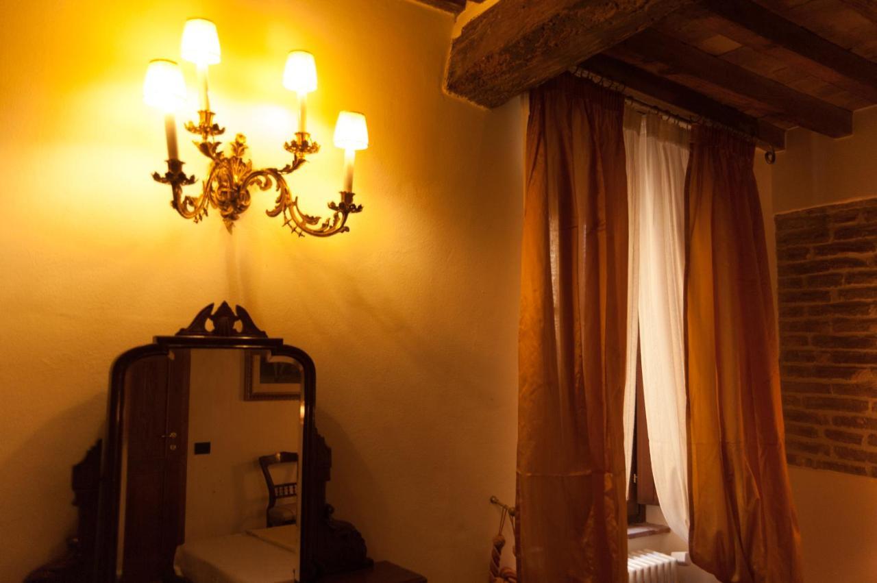 לינה וארוחת בוקר סן ג'ימיניאנו Palazzo Benucci מראה חיצוני תמונה